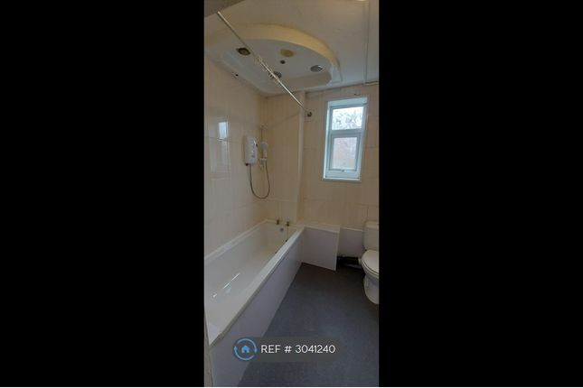 Flat, Wellington Street West, Salford photo 3