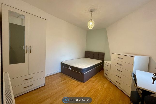 Room to rent in Gleanings Drive, Halifax