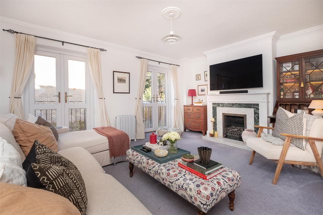 33, Harvest Lane, Thames Ditton photo 2