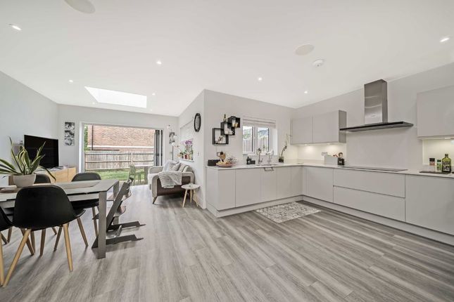 12, Orchard Farm Avenue, East Molesey photo 2