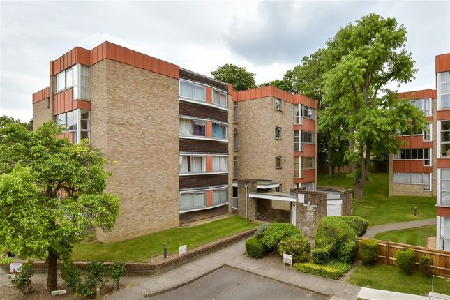 2-bed flat on White Lodge Close, Sutton, £220,000