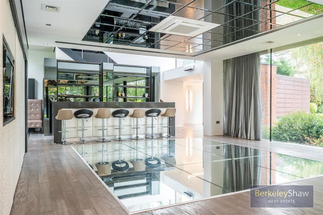 Rear Entertainment Room/Bar