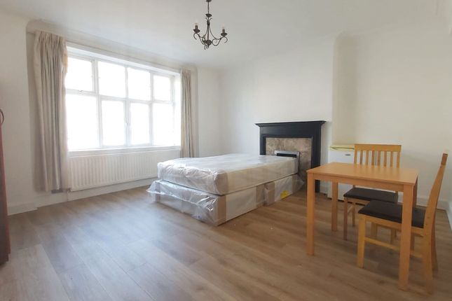 Room to rent in Flat, Astoria Mansions, Streatham High Road, London