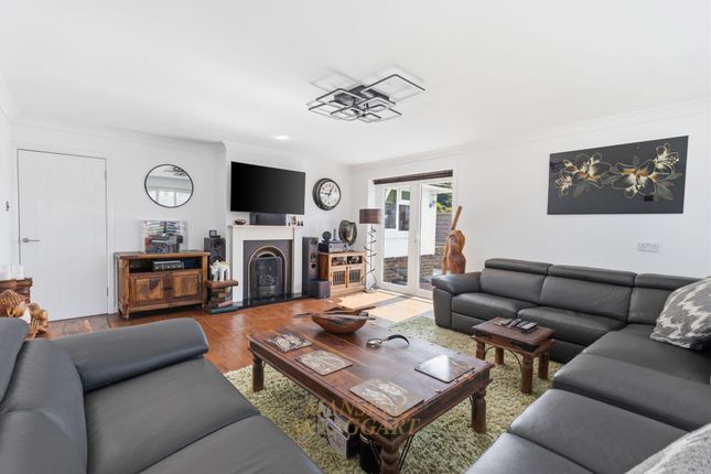 24 Elizabeth Crescent, East Grinstead photo 3