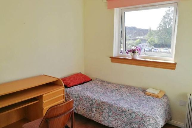 3 Bedroom Flat To Let, Leyden Court, West End photo 2