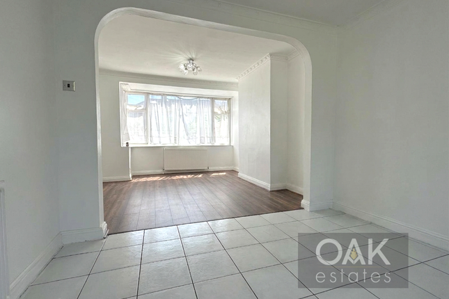 13 Arnold Avenue West, Enfield photo 2