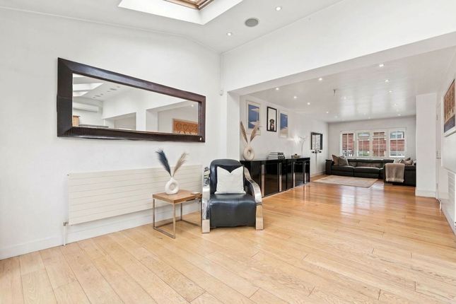 19 Woolhampton Way, Chigwell photo 3