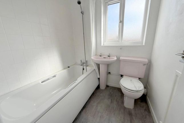 20, Junewood Close, Rugby photo 4
