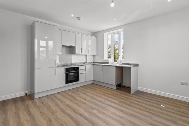 Flat 4, Marlborough House, Headley Road, Grayshott photo 2
