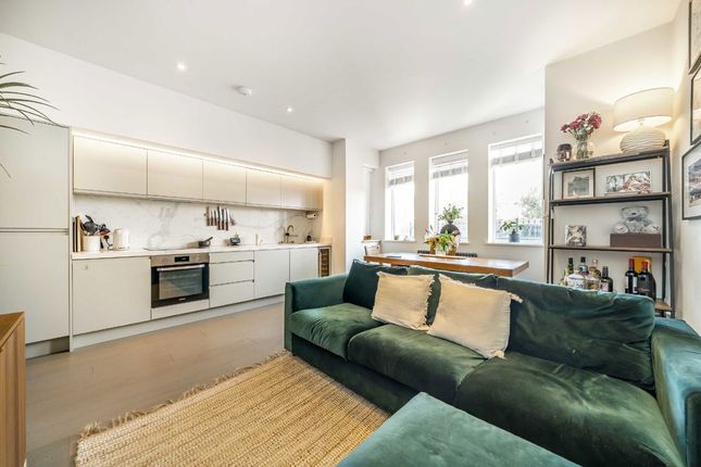 Flat 2, 43, Gunnersbury Avenue, Ealing photo 2