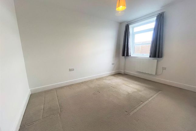 Flat to rent in London Road, Blackwater, Camberley