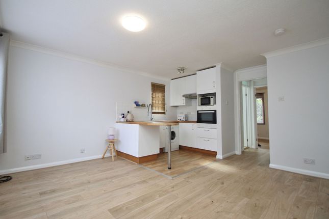 23 Amanda Close, Chigwell photo 3
