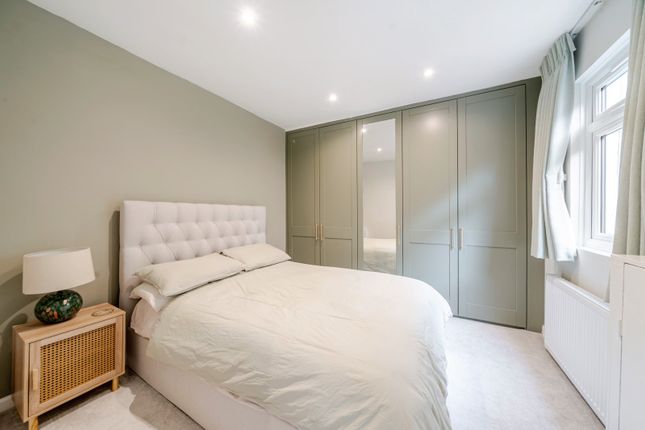 Flat 3, 2, Waldemar Avenue, London photo 3