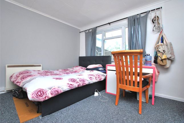 38, Broomfield, Guildford photo 4