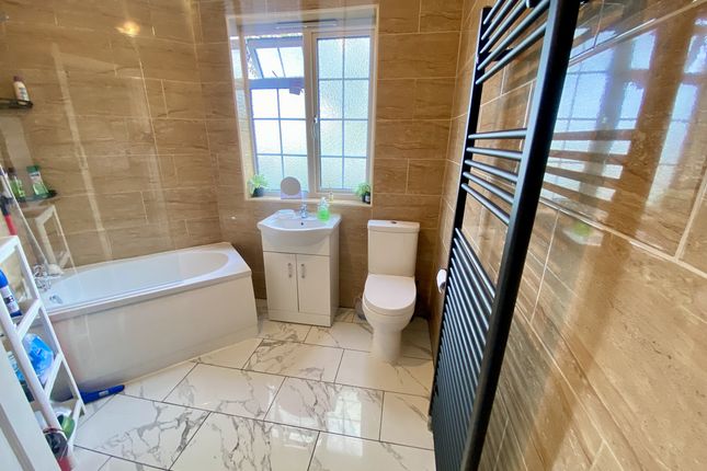 Flat Flat 52, Barons Court, Church Lane, London photo 3