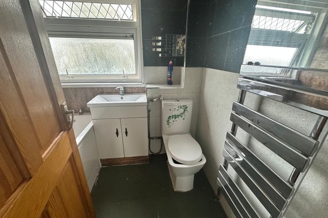4, Axe Close, Luton photo 4