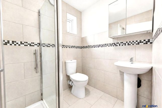 Flat E, 363 High Road, London photo 4