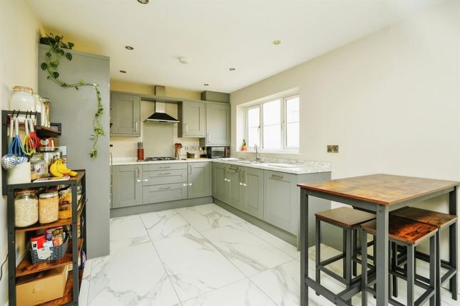 8, Linden Gardens, Carterton photo 4