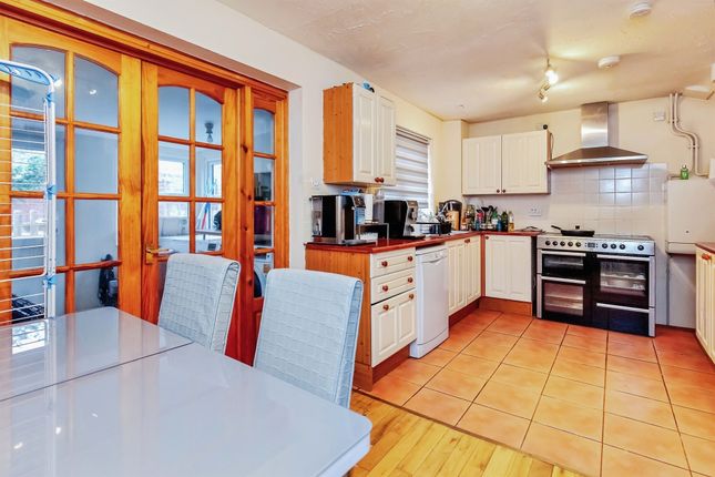 10, Bates Avenue, Kettering photo 3
