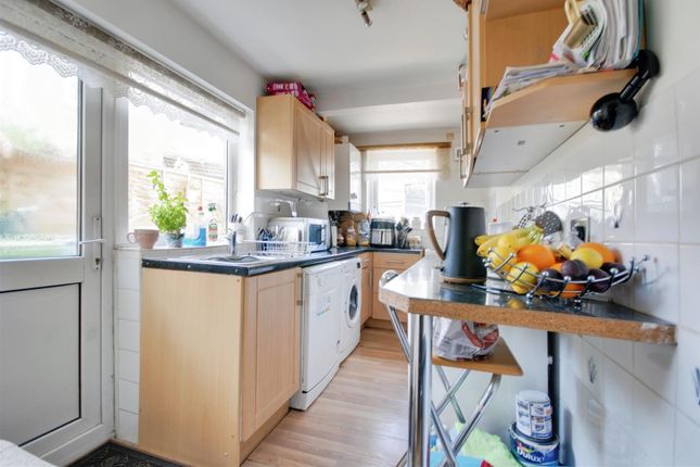 18, Cardiff Road, Watford photo 4
