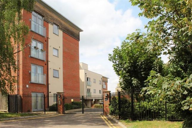 Flat to rent in Novia House, Tapster Street, Barnet