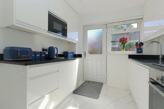 23, Rossefield Approach, Bramley photo 2
