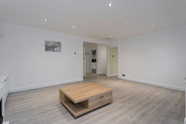Meadowcroft Close, Horley photo 4