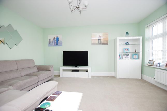 32, Diamond Crescent, Swindon photo 5