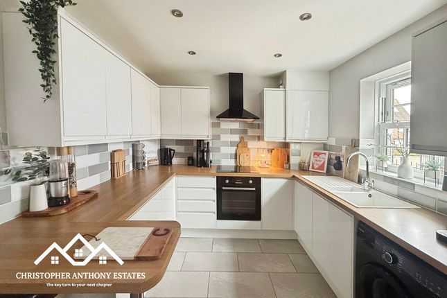16 Pikes Marsh, Bures photo 3