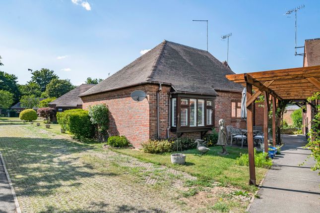 1-bed other on 30 Bowling Court, Henley-On-Thames, £330,000