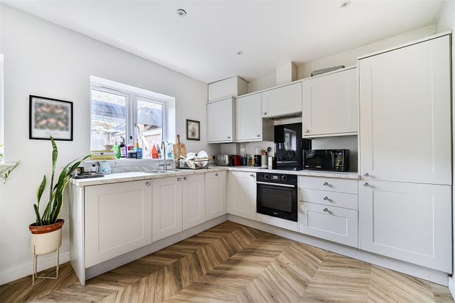 Pinewood Avenue, Crowthorne photo 4