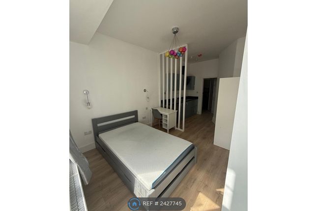Room 2 - Downstairs Ensuite With Kitchenette