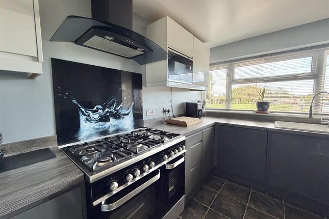 22, Ravensdale, Clacton-On-Sea photo 3