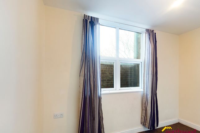 Flat to rent in Honeywall, Stoke-On-Trent