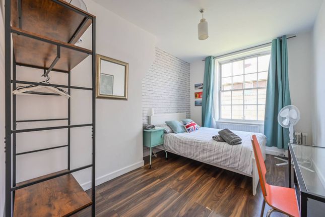 2-bed flat on Shadwell Gardens, Shadwell, £330,000