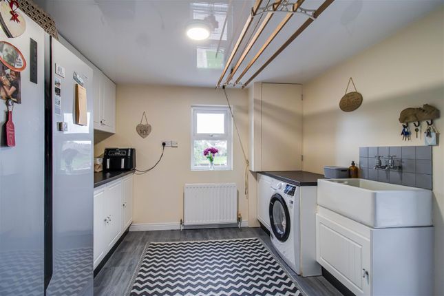 16, Hedley Crescent, Wakefield photo 3
