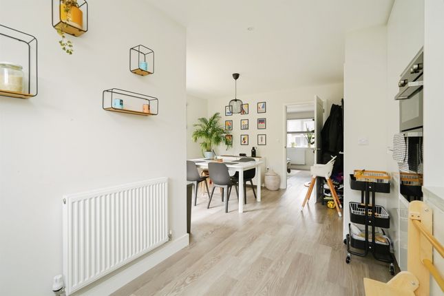 27, Spring Meadow, Witney photo 3