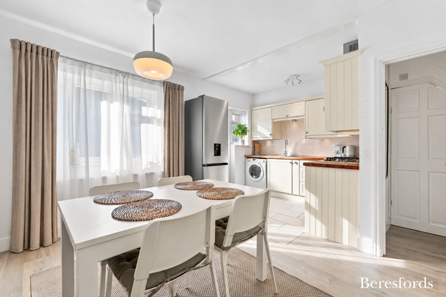 25, Knightsbridge Gardens, Romford photo 3
