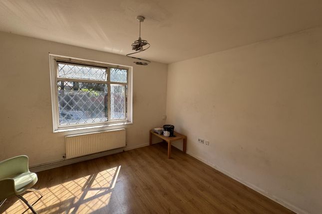 Room 2, 41 Buckingham Close, London photo 5