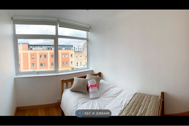 Flat to rent in Bethnal Green Road, London