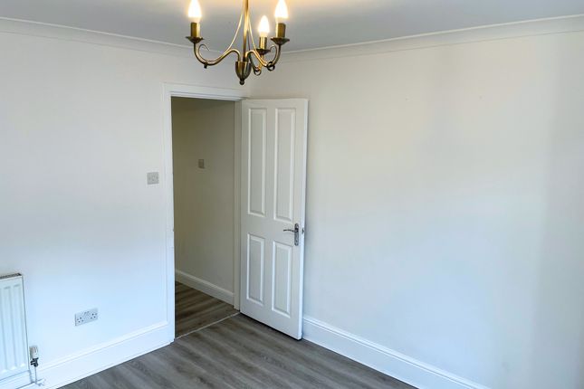 75 Lower Cliff Road, Gorleston photo 3