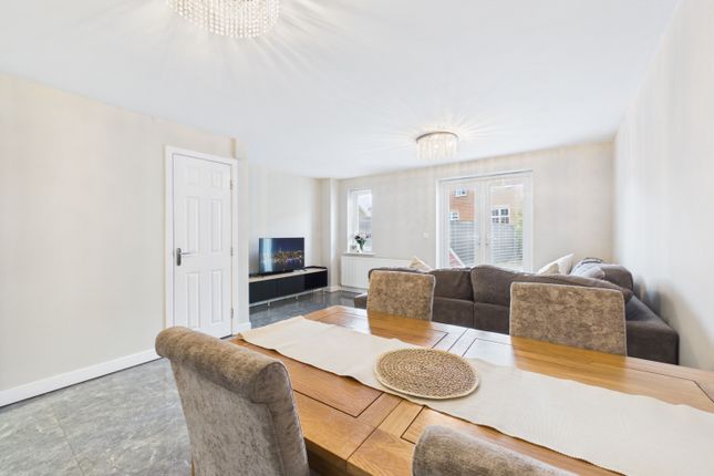 27, Heather Court, Castleford photo 4