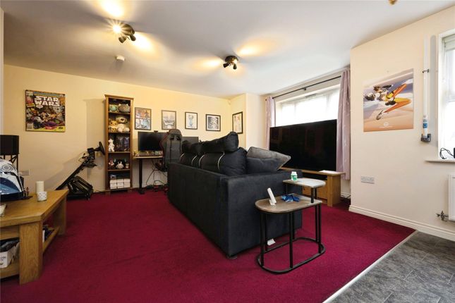 51, Eagle Close, Bedfordshire photo 3