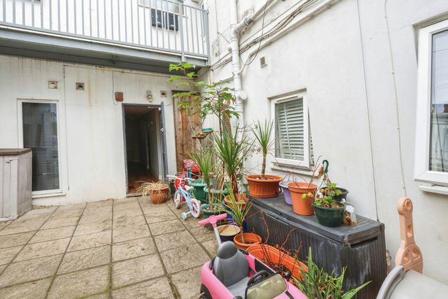 831A,, Christchurch Road, Dorset photo 2