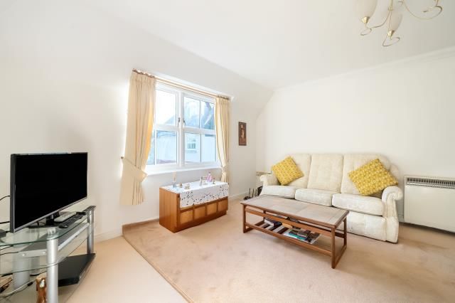Flat 17 The Ambassador,, London Road, Ascot photo 4