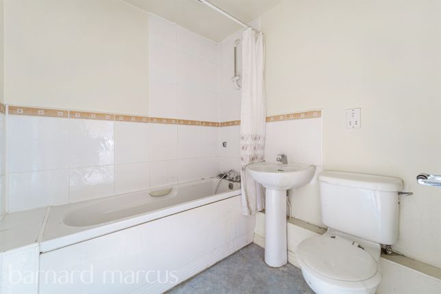 44, International Way, Sunbury-On-Thames photo 3