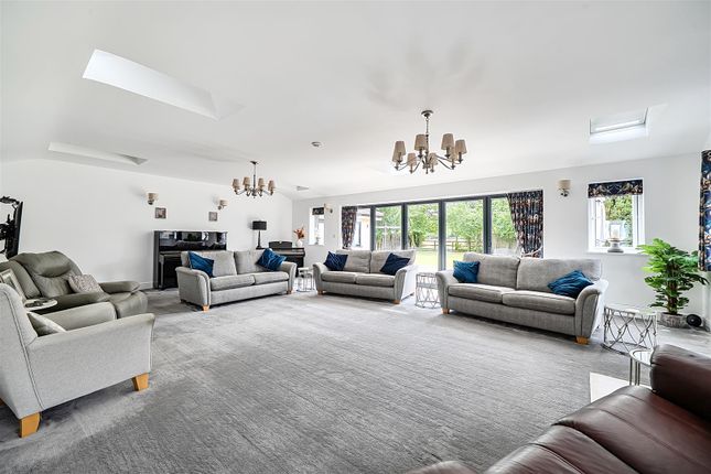 119, Reading Road, Finchampstead photo 3