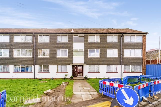 Flat to rent in The Dell, Feltham