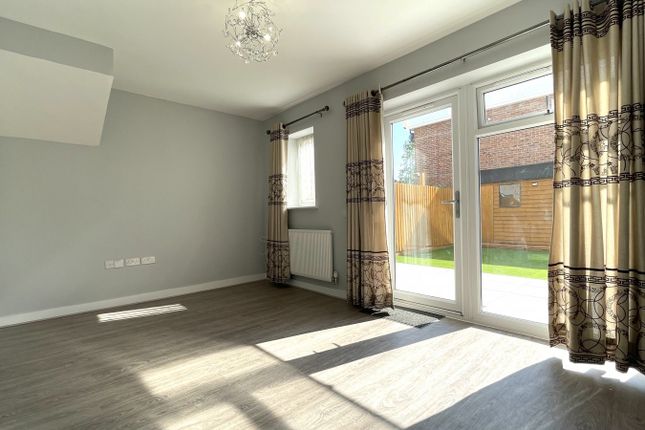 25, Eddleston Way, Tilehurst photo 2