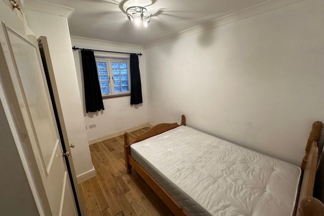 Room to rent in Bevenden Street, London